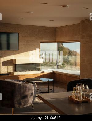 Le camere interne si presentano con una grande finestra ad angolo, con posto a sedere per finestra, caminetto, pannelli in legno, pietra lucida e arredi delicati. Clifftops, Dors Foto Stock