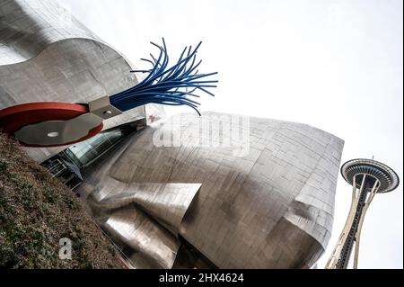 Edificio MoPOP e Space Needle al Seattle Center Foto Stock