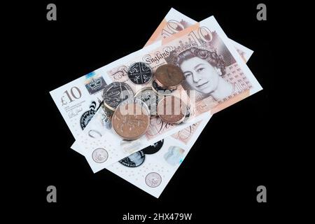 British Money (Cash) su sfondo nero Foto Stock