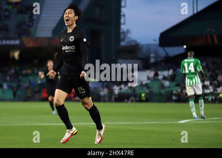 Siviglia, Spagna. 09h, marzo 2022. Daichi Kamada (15) di Eintracht Frankfurt segna per il 1-2 durante la partita della UEFA Europa League tra Real Betis ed Eintracht Frankfurt all'Estadio Benito Villamarin di Siviglia. (Photo credit: Gonzales Photo - Mario Diaz Rasero). Foto Stock