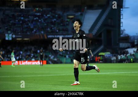 Siviglia, Spagna. 09h, marzo 2022. Daichi Kamada (15) di Eintracht Frankfurt segna per il 1-2 durante la partita della UEFA Europa League tra Real Betis ed Eintracht Frankfurt all'Estadio Benito Villamarin di Siviglia. (Photo credit: Gonzales Photo - Mario Diaz Rasero). Foto Stock