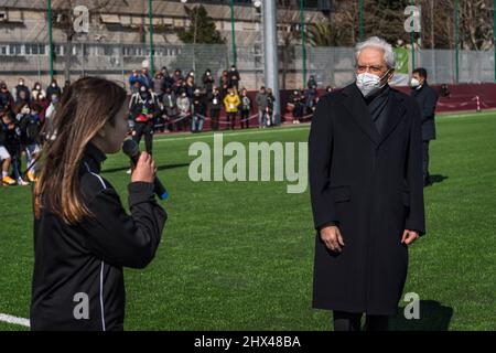 Il Presidente della Repubblica italiana Sergio Mattarella all'inaugurazione di un campo di calcio sociale a Corviale, nel sobborgo romano Foto Stock