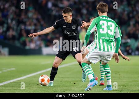 SIVIGLIA, SPAGNA - MARZO 9: Rafael Borre di Eintracht Francoforte è sfidato da Juan Miranda di Real Betis e Sergio Canales di Real Betis durante il round UEFA Europa League del 16 tappa una partita tra Real Betis ed Eintracht Francoforte all'Estadio Benito Villamarín il 9 marzo, 2022 a Siviglia, Spagna (Foto di Dax Images/Orange Pictures) Foto Stock