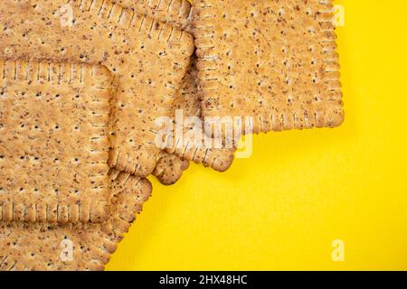 Biscotti di segale, da vicino su sfondo giallo Foto Stock