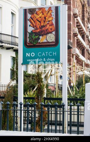 Cartello per il ristorante No catch Vegan Fish and Chips a Brighton. Foto Stock