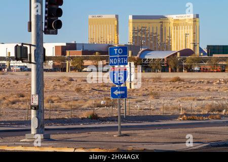 Las Vegas, NV, USA – 17 febbraio 2022: Interstate 15, Nord, segnaletica stradale a Las Vegas, Nevada, con gli edifici Mandalay Bay e Delano sul retro Foto Stock