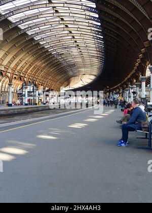 L'interno della stazione ferroviaria di York mostra la piattaforma curva e il tetto Foto Stock