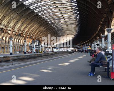 L'interno della stazione ferroviaria di York mostra la piattaforma curva e il tetto Foto Stock