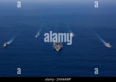 Mar delle Filippine. 17th Feb 2022. Il vettore aereo di classe Nimitz USS Abraham Lincoln (CVN 72), l'incrociatore missilistico guidato di classe Ticonderoga USS Mobile Bay (CG 53) e il cacciatorpediniere missilistico guidato di classe Arleigh Burke USS Spruance (DDG 111) salgono in formazione con la Japan Maritime Self-Defense Force (JMSDF), il cacciatorpediniere di classe Murasame JS Inazuma (CG Hatakze) (TV-3520) e la nave da addestramento JS Hatakze (DD-105) Durante l'esercizio Jungle Warfare 2022 (JWX 22). JWX 22 è un esercizio di formazione su larga scala incentrato sull'utilizzo delle capacità integrate di partner congiunti e alleati per rafforzare l'awar di tutti i domini Foto Stock