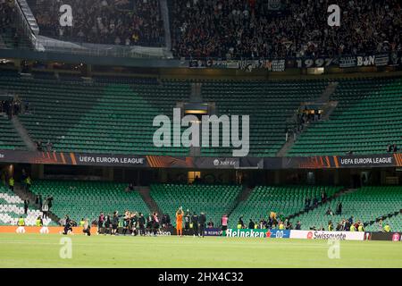 Sevilla, Spagna. 09th Mar 2022. Calcio, Europa League, round knockout, round di 16, prima gamba, Betis Sevilla - Eintracht Frankfurt, Estadio Benito Villamarin: I giocatori di Eintracht festeggiano la loro vittoria con i loro sostenitori. Credit: Daniel Gonzalez Acuna/dpa/Alamy Live News Foto Stock