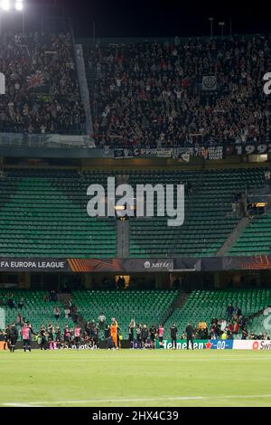 Sevilla, Spagna. 09th Mar 2022. Calcio, Europa League, round knockout, round di 16, prima gamba, Betis Sevilla - Eintracht Frankfurt, Estadio Benito Villamarin: I giocatori di Eintracht festeggiano la loro vittoria con i loro sostenitori. Credit: Daniel Gonzalez Acuna/dpa/Alamy Live News Foto Stock