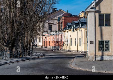 Strada storica Järnbrogatan nel centro della città di Norrkoping, Svezia. Norrkoping è una storica città industriale. Foto Stock