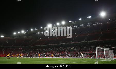Una visione generale dell'azione tra Manchester United e Wolverhampton Wanderers durante la partita semifinale della fa Youth Cup a Old Trafford, Manchester. Data foto: Mercoledì 9 marzo 2022. Foto Stock