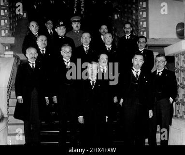 Barone Kiichiro Hiranuma Capi nuovo Gabinetto del Giappone -- La prima fotografia scattata dal nuovo gabinetto del Giappone, diretto dal Premier Barone Kiichiro Hiranuma, che è venuto in essere questa sera alle 7:30 con l'investitura dei suoi membri da parte dell'Imperatore, in seguito alle dimissioni del Gabinetto Konoye la mattina del 4th gennaio. La sua prima riunione si è svolta alle 8:15, presso la residenza ufficiale del Premier, in cui ha approvato la dichiarazione del Premier che prevede la continuazione della prima, le politiche del gabinetto Konoye sugli affari sino-giapponesi.da sinistra a destra: (Prima fila) Barone Kiichiro Hi Foto Stock