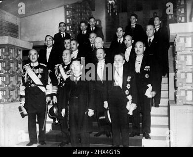 Il nuovo Gabinetto Nippon Hirota - tutti i Ministri di Stato del Gabinetto Hirota. Prima fila: Il Ministro della guerra, il Conte Generale Hisakazu Terauchi; il Ministro degli Esteri Koki Hirota; il Ministro industriale e commerciale Takukichi Kawasaki; seconda fila: Il Ministro della Marina, l'Ammiraglio Osami Nagano; il Ministro delle Finanze Yeiichi Baba; il Ministro della Giustizia Dr.Raisaburo Hayashi. Terza fila: Il Ministro d'oltremare Hidejiro Nagata; il Ministro delle Comunicazioni Keikichi Tanomogi; il Ministro dell'agricoltura e della Foresta Toshio woo.anNoJesia6anio[mMAn Mayeda e il Ministro dell'interno e dell'istruzione 16P089000-HINS il Ministro Keinosuke Ushio. Marzo 30, 1936. Foto Stock