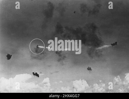 Guns degli Stati Uniti hanno regolato l'aeroplano di Jap Afire - Un bombardiere giapponese (cerchio), colpito dal fuoco anti-aereo delle navi da guerra degli Stati Uniti, sentieri fiamma e fumo poco prima di schiantarsi nel Pacifico. Soffi di fumo dal fuoco ack-ack delle navi da guerra punteggiano il cielo intorno all'aereo. Marzo 22, 1943. (Foto di Interphoto News Pictures, Inc.) Foto Stock