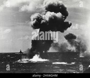 Una pallina di fumo segna la tomba acquosa di un aereo silpedo Jap, che è stato abbattito mentre tentava di attaccare un vettore a seguito di un attacco del dicembre 4 alle Isole Marshall. Un cacciatorpediniere che scortava il vettore si sta avvicinando in background. Durante l'azione questa task force ha rappresentato 72 aerei nemici. Dicembre 09, 1943. (Foto di Marina ufficiale degli Stati Uniti foto) Foto Stock