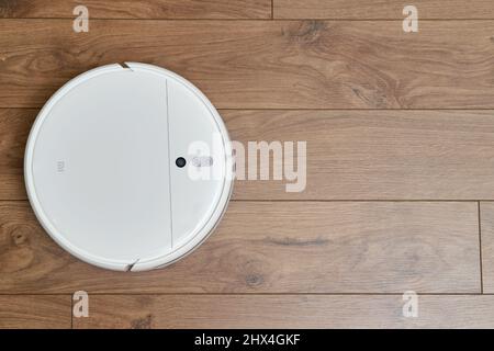 Bianco robot Cleaner Xiaomi mi Vacuum-Mop su laminato di legno, close-up - Mosca, Russia, 05 marzo 2022 Foto Stock