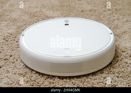 Aspirapolvere robot bianco Xiaomi mi Vacuum-Mop su un tappeto voluoso, primo piano - Mosca, Russia, 05 marzo 2022 Foto Stock