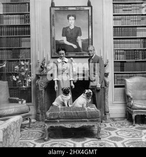 Il Duca e la Duchessa di Windsor fotografarono con i loro due cani, Trooper e Disry (dopo Disraeli), presso il camino di marmo della biblioteca. La camera è arredata in stile Luigi XV con poltrone in pelle rossa e sgabelli in velluto rosso. Un grande ritratto della duchessa del pittore americano Peraul Brockhurst è appeso sopra il camino. Il quadro fu dipinto nel 1939, due anni dopo il matrimonio di Windsor. Recentemente, sia il duca che la duchessa hanno commissionato la pittura dei loro ritratti. Per la sua pittura la Duchessa ha scelto Salvator Dali e il Duca l'artista James Gunn. Luglio 26, 1955 Foto Stock