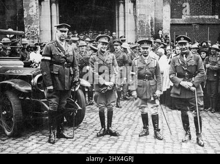 Fotografia ufficiale canadese scattata sul fronte occidentale britannico. S.R.H. il Principe del Galles con il generale Currie e il generale divisionale canadese i cui uomini catturarono dominio che stava fuori dalla chiesa della città. Gennaio 05, 1919. Foto Stock