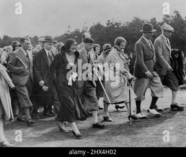 Il Principe a Carnoustie H.R.H. il Principe di Galles ha visitato Carnoustie ieri per assistere alla finale del campionato Open Golf. È qui visto camminare intorno al corso accompagnato dalla sig.ra Clifford di Buenos Aires. Il principe se indossa un beretto. Giugno 06, 1931. (Foto di Photo Press). Foto Stock