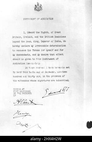 Strumento di abdicazione del re Edoardo l'intenzione del re Edoardo VIII di abdicare il suo trono fu resa nota oggi alla Camera del Parlamento dalla lettura in entrambe le Camere dello strumento di abdicazione, firmato dal re alla presenza dei suoi fratelli, i Duchi reali, Chi ha assistito al documento. Foto mostra:- una foto dello strumento di abdicazione di re Edoardo VIII Dicembre 11, 1936. (Foto della stampante associata). Foto Stock