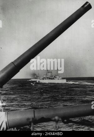 Mock War Off Gibilterra - le armi di una nave da guerra del primo squadrone Cruiser della flotta domestica, e altre navi dello squadrone, fotografato fuori Gibilterra prendendo parte a manovre. Marzo 28, 1938. Foto Stock