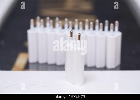 Blocchi di ricarica per la ricarica del telefono in bianco. Foto Stock