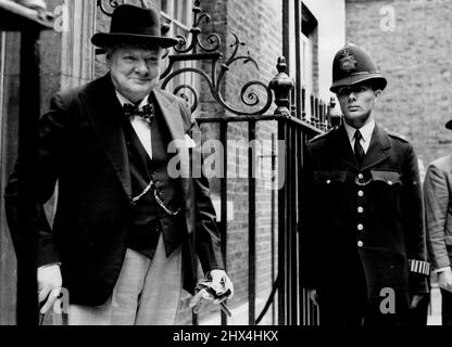 Churchill lascia la città - il primo ministro Sir Winston Churchill travi mentre lascia il numero 10, Downing Street oggi per la sua casa di campagna a 'Chartwell', Kent. Ieri al numero 10 il Premier ha tenuto la sua prima riunione del Gabinetto, poiché gli è stato ordinato di riposare dai suoi medici. Agosto 19, 1953. (Foto di Chris Barham, foto della stampa unita). Foto Stock