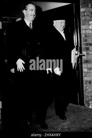 Casa da Parigi - il Sig. Churchill e il Sig. Eden lasciano la stazione Victoria sulla loro strada per un Downing Street Cabinet Meeting in cui essi riferiranno ai loro colleghi gabinetto. Il sig. Churchill sarà trasmesso il sabato. Winston Churchill e Anthony Eden sono tornati alla Victoria Station questa mattina dopo aver raggiunto un accordo completo a Parigi, ha parlato con i leader del governo francese. Dicembre 19, 1951. (Foto di Paul Popper). Foto Stock