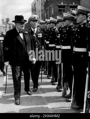 Freemen Mount Guard per New Comrade-MR Churchill - il sig. Winston Churchill Lord Warden dei cinque porti, ispeziona la guardia d'onore dei Royal Marines at Deal, Kent, oggi. Undici anni fa, il sig. Winston Churchill considerava un privilegio incontrare la gente di dover e ***** . Hall fine ***** Dai maltrattamenti loro dati dai bombardieri nazisti e dall'artiglieria. Oggi, quelle persone hanno dato al signor Churchill un altro privilegio - gli hanno fatto un Freeman del quartiere, portando il suo totale di tali onori nella regione di 45. Agosto 15, 1951. (Foto di Reuterphoto). Foto Stock