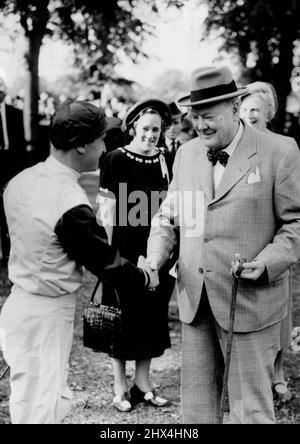 Vincitori Shake Hands- Windsor Eng: Winston Churchill il Premier in tempo di guerra di Britian, con la Sig.ra Churchill, augura a Jockey T. Hawcroft il meglio della fortuna prima di guidare il cavallo da corsa Colonist II di Churchill nei pali di Lime Tree al meeting di gara qui. La prima volta che MR. Churchill aveva visto la sua corsa a cavallo, è tornato a casa per vincere la posta in gioco di otto lunghezze. Settembre 10, 1949. Foto Stock