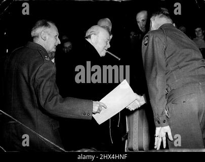 Il Premier saluta il generale Ridgway alla riunione di El Alamein - con il visconte di Field-Marshal Montgomery al suo fianco, il primo ministro, il sig. Winston Churchill, saluta il generale ***** Comandante supremo alleato in Europa, alla riunione di El Alamein all'Empress Hall, Earls Court, Londra, stasera (venerdì). Ottobre 24th 1952. (Foto di Reuterphoto). Foto Stock