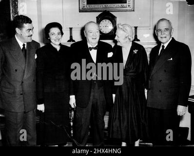 Pranzo Canadian Premier con Churchill - il primo ministro britannico Sir Winston Churchill con i suoi ospiti, il primo ministro canadese Louis St. Laurent e i membri della sua famiglia, alle 10, Downing Street, Londra, al giorno (sabato). Da sinistra a destra - Jean Paul St. Laurent: Sig.ra Hugh o'Donnell (figlio e figlia del Premier canadese): Sir Winston Churchill: Lady Churchill: E sig. Louis St. Laurent. Il primo Ministro canadese si trova a Londra in un tour mondiale per incontrare i leader nella ricerca di un approccio alla pace. Febbraio 06, 1954. (Foto di Reuterphoto). Foto Stock