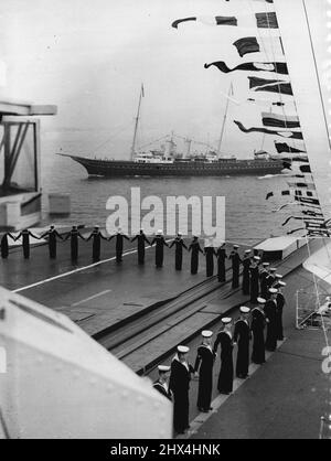 Il re esamina la sua flotta a Spihead - lo yacht reale 'Victoria and Albert', passando il portaerei 'Glorious' come l'equipaggio vestito nave. A bordo del Royal yacht 'Victoria and Albert, il re passò attraverso le linee di cinque miglia di 160 navi da guerra e navi mercantili quando fece la sua Coronation Review della Marina britannica e della Marina mercantile a Spihead. Sono state esaminate quasi 300 navi, di cui 17 provenienti da flotte straniere. Maggio 20, 1937. Foto Stock