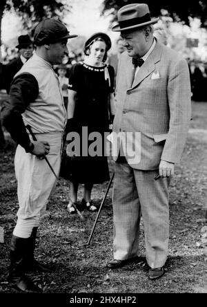 "A Win for Winnie" - il Premier Winston Churchill, tempo di guerra, chiacchiera al di sopra delle prospettive con il suo fantino T.Hawcroft, prima che il suo cavallo colonista II vinse i pali di Lime Tree al meeting di gara qui di otto lunghezze. Questa era la prima volta che Churchill aveva visto il suo cavallo correre portando i suoi colori. Settembre 11, 1949. Foto Stock