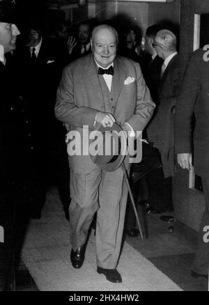 Sir Winston Home di nuovo - Sir Winston Churchill, primo ministro, è tornato a casa dopo il suo viaggio transatlantico. Questa foto lo mostra lasciare la stazione di Waterloo, dove è arrivato nel treno in barca da Southampton. Luglio 6, 1954. (Foto per foto del contratto della posta giornaliera) Foto Stock
