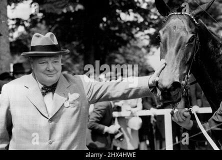 Ben fatto, Kid - il Sig. Winston Churchill ha una vittoria per il suo colt vincente, Canyon Kid, dopo la gara. Winston Churchill è stato a Windsor, Berkshire corse fino al giorno (Mercoledì) per vedere il suo nuovo Canyon Kid di due anni vince la sua prima gara, Speedy Stakes, oltre cinque furlong. T.Gosling ha percorso il puledro alla Vittoria, battendo Rasselas di Lady de Trafford, W.H. Carr up e il misterioso Lad di Morry Levy, con Gordon Richards nella sella. Maggio 31, 1950. (Foto di Reuterphoto). Foto Stock