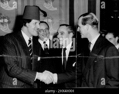 The Duck and the Comic -- James Carrears, il Chief Barker del Club, accanto al Duca di Edimburgo, introduce H.R.H. a Tommy Cooper, il "Mago Magico della televisione", uno dei più amati intrattenitori del Duca. Il duca di Edimburgo ha partecipato al pranzo "Variety Club of Great Britain" al Savoy Hotel di Londra. Febbraio 08, 1955. (Foto di Paul Popper, Paul Popper Ltd.) Foto Stock