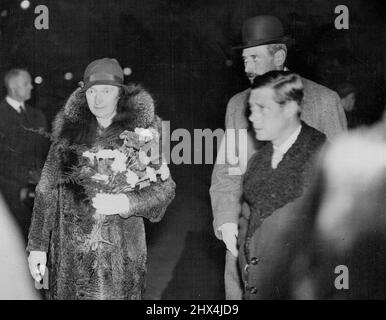 Spettacoli fotografici: Il Re e la Regina di Danimarca, con il Principe di Galles all'arrivo a Liverpool Street. Il Principe di Galles incontra il Re e la Regina di Danimarca all'arrivo a Londra. Il re e la regina di Danimarca arrivarono alla stazione di Liverpool Street, Londra, in una visita privata per lo shopping. Furono incontrati dal Principe di Galles. Dicembre 10, 1933. Foto Stock