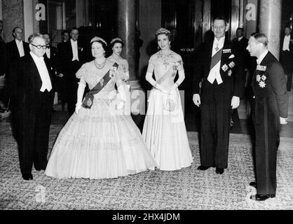 Foto mostra:- SIG. Herbert (Lord Festival) Morrison (Ministro degli Esteri britannico), Regina Elisabetta della Gran Bretagna, Regina Ingrid di Danimarca, Re Federico di Danimarca, Re di Gran Bretagna George VI.Princess Margaret è in piedi dietro la Regina . Royalty danesi e britanniche alla reception del governo:- la Grand finale alla visita del re e della regina danesi è stata una reception del governo tenuta a Lancaster House, London Tonight. Erano presenti i membri della famiglia reale britannica e del governo. Maggio 10, 1951. (Foto di Paul Popper). Foto Stock