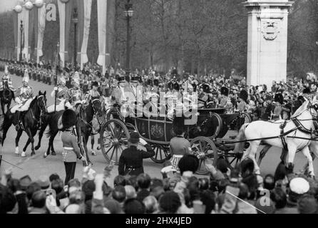 Foto mostra: Re Frederik di Danimarca ondeggia per allietare i londinesi mentre guida in una carrozza aperta con il re, il duca di Edimburgo, e il duca di Gloucester a Buckingham Palace oggi. Si vedono scendere la posta che sta per trasformarsi nel palazzo. La processione reale guida verso il centro commerciale Flag-Hung. I londinesi si unirono al saluto agli ospiti reali quando il re Frederik e la regina Ingrid guidarono in stato con il re e la regina e altri membri della famiglia reale britannica dalla stazione di Victoria a Buckingham Palace oggi (Martedì). Maggio 8, 1951. (Foto di Reuter Photo). Foto Stock