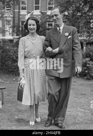 Foto mostra: La fotografia odierna della coppia nei Giardini Cadogan. Il principe Giorgio di Danimarca ha riferito di essere impegnato. Si riferisce che il principe Giorgio di Danimarca, l'attaccante militare danese a Londra, sarà impegnato alla viscontessa Anson, che è una nipote della regina. Giugno 17, 1950. (Foto di Paul Popper Ltd). Foto Stock