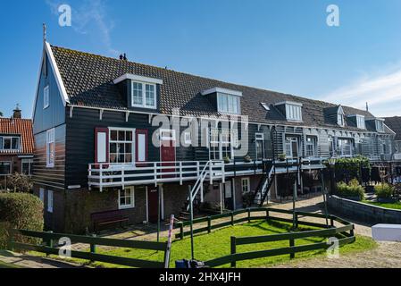 Case di legno scenografiche nel villaggio storico di Marken, Olanda Foto Stock