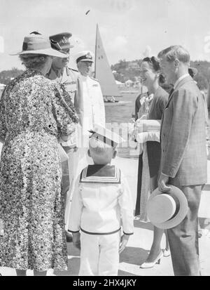 L'ultima posta americana portò questa foto del Duca e della Duchessa di Windsor, scattata ad Hamilton, Bermuda, sulla strada per le Bahamas, dove furono accolte dal Governatore delle Bermuda, Sir Denis Bernard e da sua sorella, la signora Hastings Brooke (con ritorno alla macchina fotografica). Il ragazzino in tuta marinara, Andrew Trimington, di cinque anni, presentò alla duchessa un corsage di orchidee. Settembre 12, 1940. (Foto della stampa associata) Foto Stock