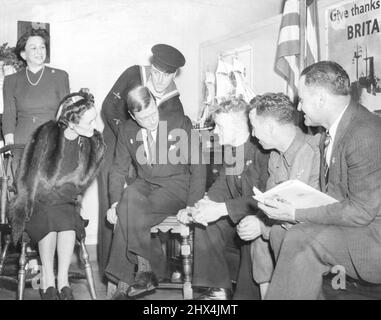 Il duca incontra l'amico della guerra mondiale il duca e la duchessa di Windsor (seduta a sinistra) incontrarono William Worthington Breen (seduta, Centro), un veterano della guerra mondiale, quando la coppia visitò l'istituto della chiesa dei marinai a New York City, ottobre 22. Il Duca, allora Principe di Galles, combatté con Breen in Francia. Ottobre 22, 1941. (Foto di stampa associata). Foto Stock