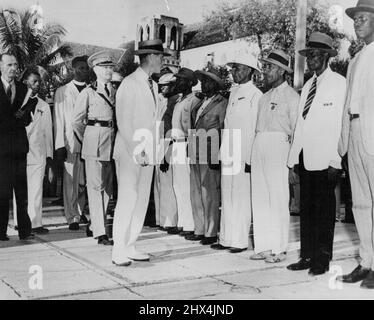 Duke ispeziona i veterani di guerra Nassau - il Duca di Windsor, Governatore delle Bahama Islands, (Centro) ispezionando i membri della British Great War Veterans Society (Bahamas ex Service Men's Association) nel Priory Grounds di Nassau. Luglio 04, 1942 (Foto di ACME News Pictures) Foto Stock