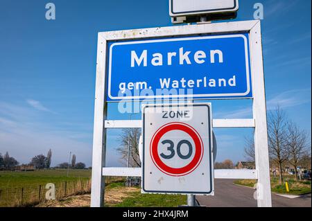 Località segno del villaggio di Marken, comune di Waterland nei Paesi Bassi. Il segno sottostante indica che il limite di velocità nella zona è 30. Foto Stock