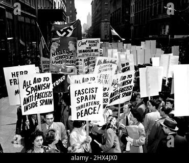 'Down with Franco Spain' - parte di un circa 50 pickets mulino circa vicino 515 Madison Avenue, New York, maggio 15, come dimostranti picket il Consolato spagnolo che occupa il 31st piano dell'edificio. La manifestazione è stata organizzata per protestare contro il sequestro di diverse centinaia di prigionieri da parte del governo spagnolo di opere di metallo e fonderie che hanno organizzato 'Food Strike' a Bilbao alcune settimane fa, secondo Milton Wolff, comandante dei Veterani della Brigata Abraham Lincoln. Maggio 17, 1947. (Foto di stampa associata). Foto Stock